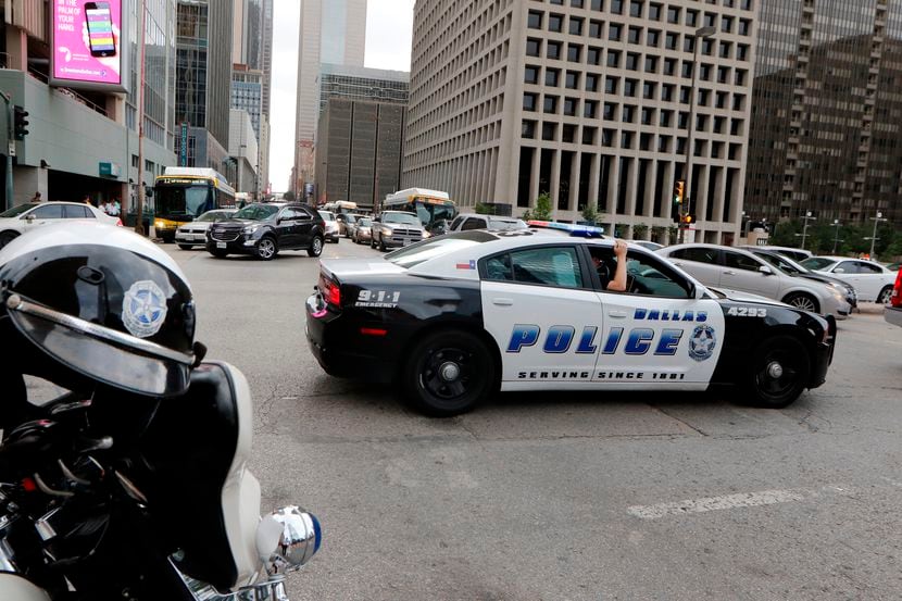 Una patrulla de la Policía de Dallas blouea el tráfico a la zona de investigación del...