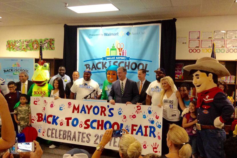 El alcalde Mike Rawlings promovió la Feria del Alcalde que entrega útiles escolares...