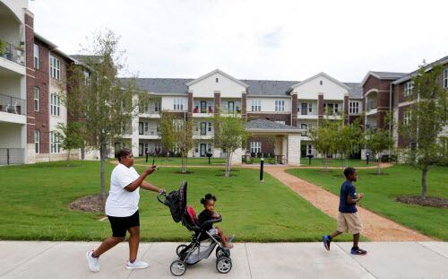 Dallas tiene un programa de subsidios de vivienda y de ayuda con la renta para familias de...