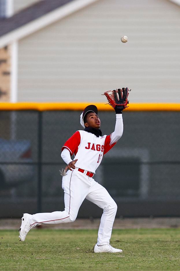 Mesquite Horn left fielder Diego Washington catches a fly out hit by Rockwall-Heath’s Alex...
