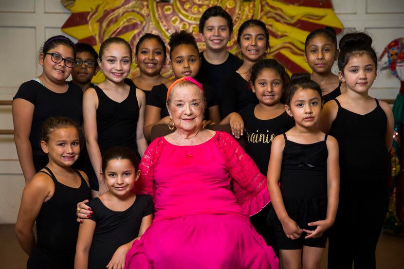 Anita N. Martínez junto a estudiantes del ballet folklórico que lleva su nombre. ASHLEY...