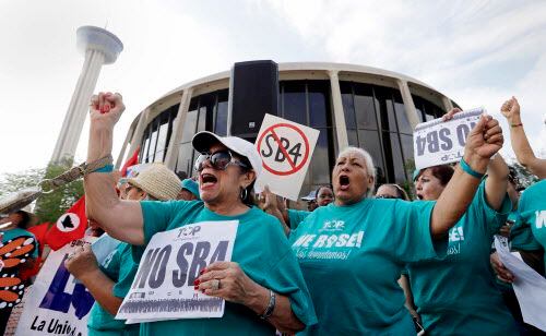 Una corte federal en San Antonio bloqueó partes clave de la ley SB4, conocida como...