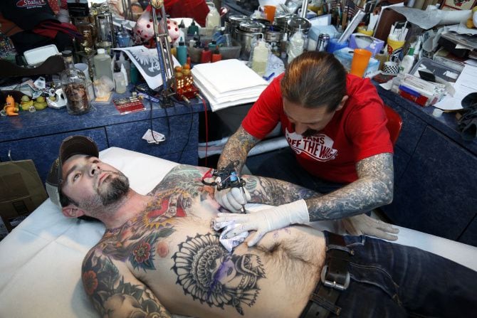 Oliver Peck, con Joe McAmis en su tienda en Deep Ellum, hizo 415 tatuajes en 24 horas En junio de 2008, rompiendo el récord mundial Guinness de 400. Hollis Cantrell de Phoenix finalmente aplastó el disco, haciendo 808 tatuajes en un día.