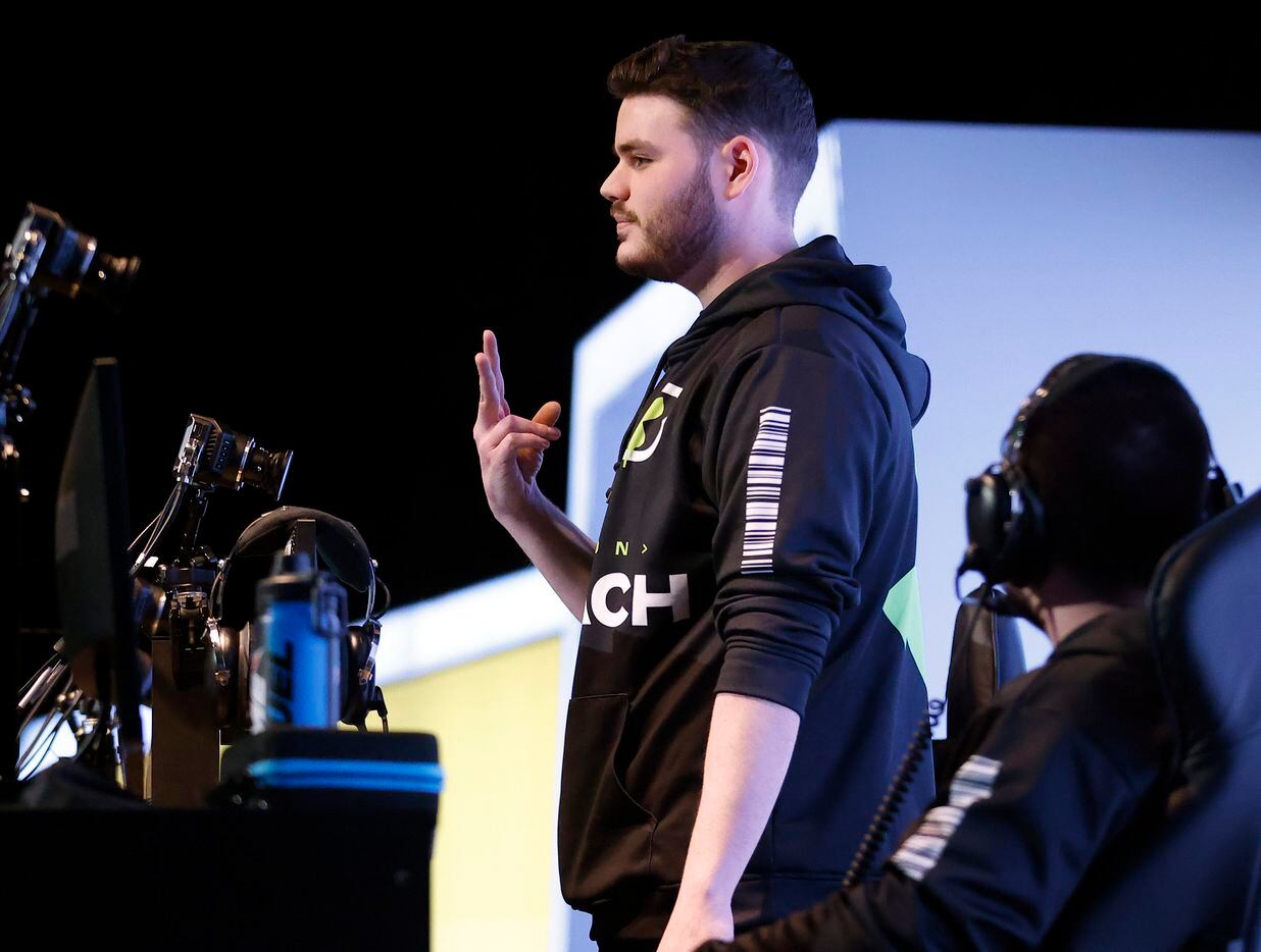 Boston Breach player Methodz (Anthony Zinni) acknowledges his fans before they face the New...