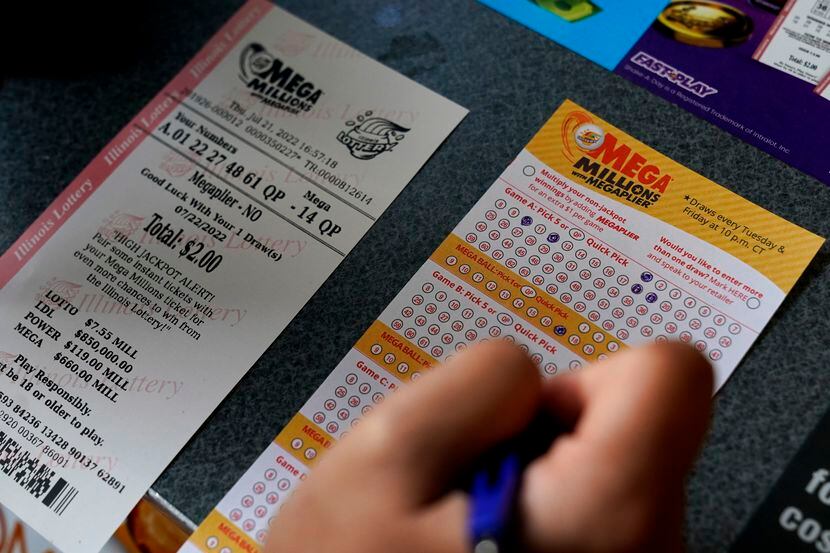 Un cliente llena un boleto de la lotería Mega Millions en una tienda el 21 de julio de 2022,...