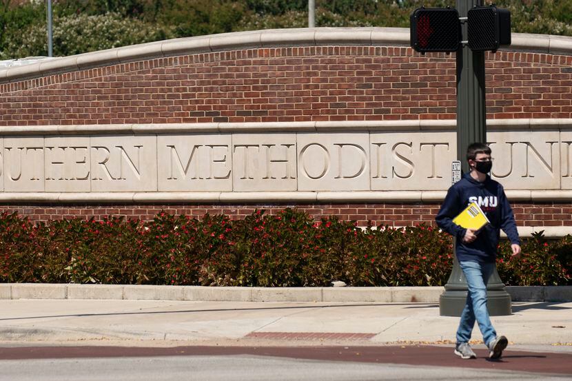 Un estudiante camina por la entrada principal de Southern Methodist University que inició...