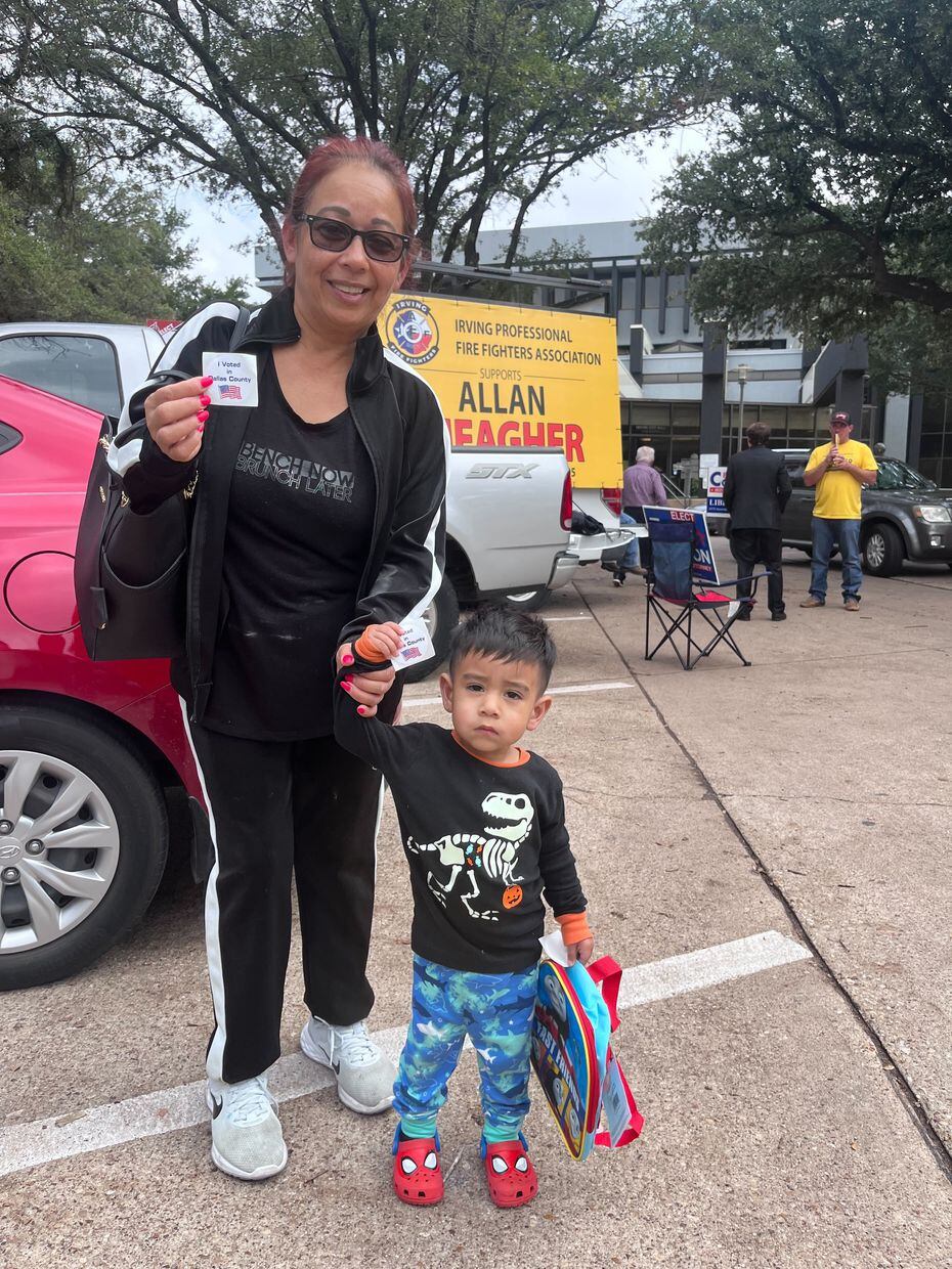 Rebeca Morales fue a votar el 8 de noviembre con su nieto al centro de votación del...