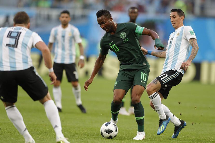 John Obi Mikel (centro), capitán de Nigeria, enfrentó a Argentina apenas cuatro horas...