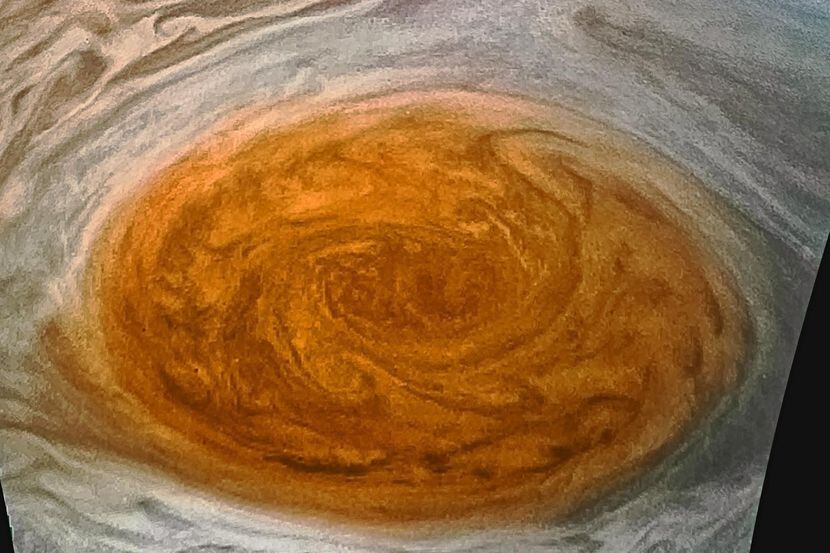Imagen proporcionada por NASA de la tormenta roja del planeta Jupiter y que fue tomada a...