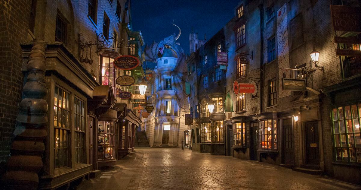 8 Props from The Wizarding World of Harry Potter - Diagon Alley