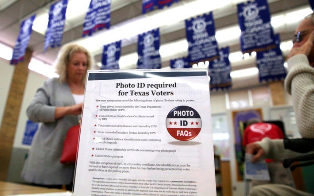 Los republicanos han impulsado leyes como Voter ID, que han sido tildadas como "supresión de...