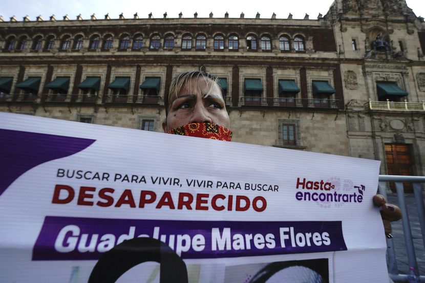 María de la Luz Flores sostiene un cartel sobre su hija Guadalupe Morales Flores. La madre...