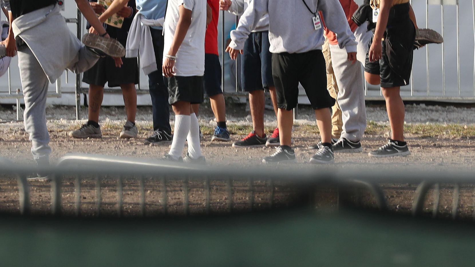 Menores migrantes se ejercitan en el centro de detención de Homestead Job Corp en el sur de la Florida. (GETTY IMAGES/JOE RAEDLE)
