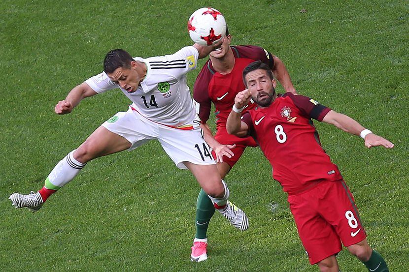 Javier Hernández (izq.) y la selección mexicana igualaron 2-2 ante Portugal en su debut en...