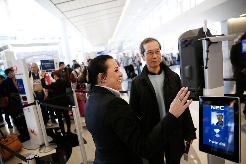 Hanayo Yoo, agente de Japan Airlines, ayuda a un pasajero con el reconocimiento facial,...