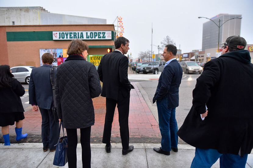 Beto O'Rourke camina junto al senador estatal Rafael Anchía (der.) en camino a una reunión...