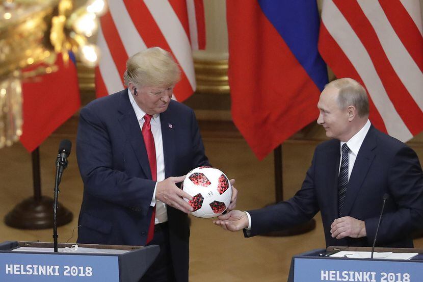 El presidente Donald trump recibe un balón del Mundial de Futbol FIFA 2018 de parte de...