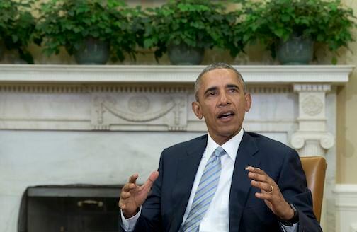 El presidente Barack Obama habla con los medios en la Oficina Oval de la Casa Blanca, en...