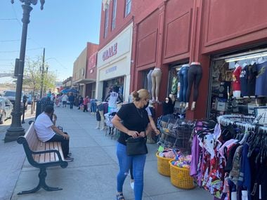 Hay menos compradores callejeros en el distrito comercial frente a El Paso en Ciudad Juárez, México, y se los puede ver aquí a principios de abril.