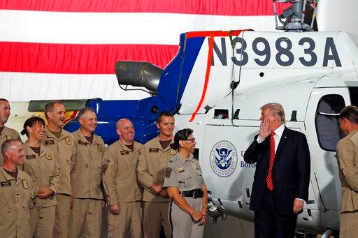 El presidente Donald Trump habla con miembros de la Fuerza Aérea, Infantería de Marina y la...