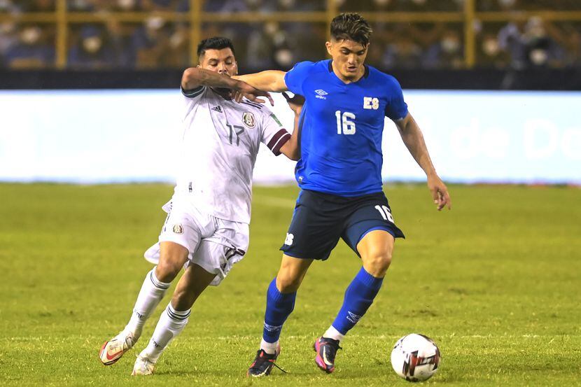 El jugador de la selección de El Salvador, Eduardo Vigil (der), protege el balón ante la...