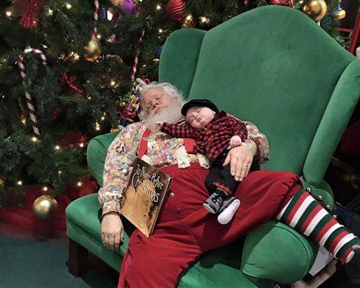 El pequeño Zeke duerme en el regazo de Santa Claus durante una visita a un centro comercial...