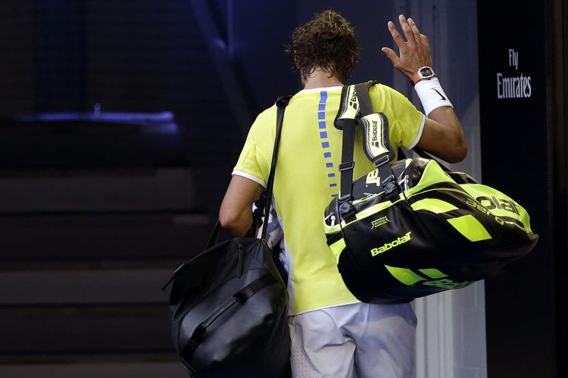 Rafael Nadal deja la cancha luego de caer ante su compatriota Fernando Verdasco. / Fotos: AP
