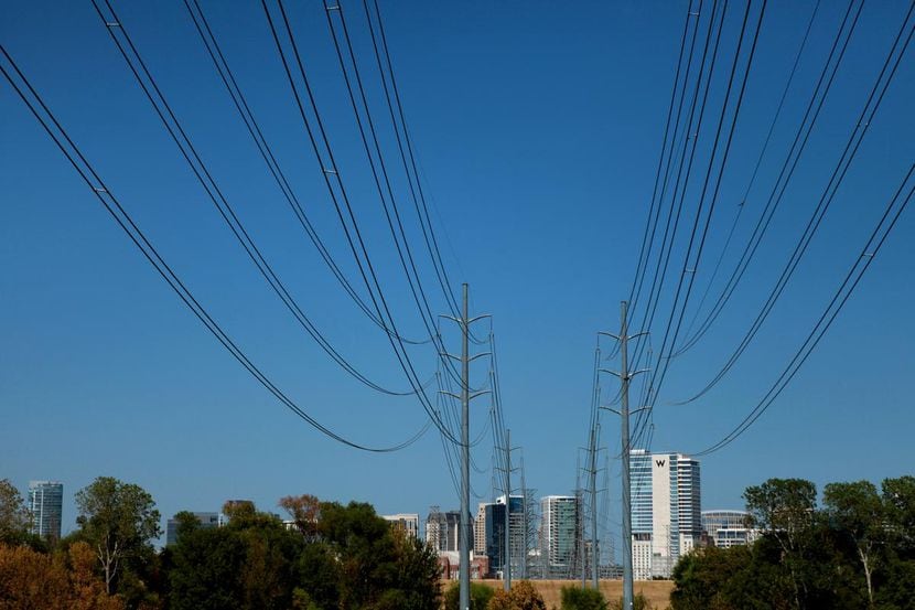 Torres y líneas del tendido eléctrico que proveen energía al centro de Dallas.(DMN)
