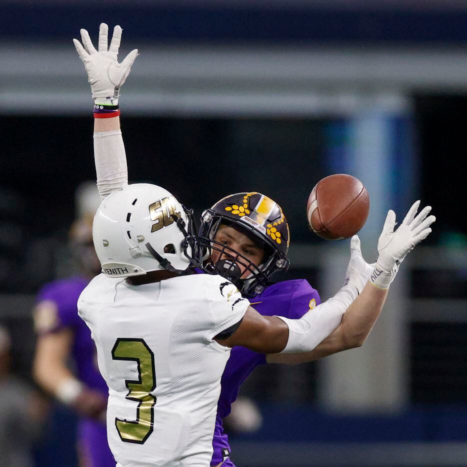 Liberty Hill defensive back Carlton Schrank (23) breaks up a pass intended for South Oak Cliff wide receiver Kylin Mathis (3) during the second half of their Class 5A Division II state championship game at AT&T Stadium in Arlington, Saturday, Dec. 18, 2021. South Oak Cliff defeated Liberty Hill 23-14 for Dallas ISD’s first title since 1958. (Elias Valverde II/The Dallas Morning News)