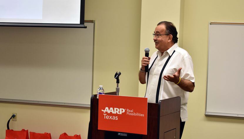Gustavo Monsante, voluntario de AARP habló el sábado por la mañana de como evitar el fraude...