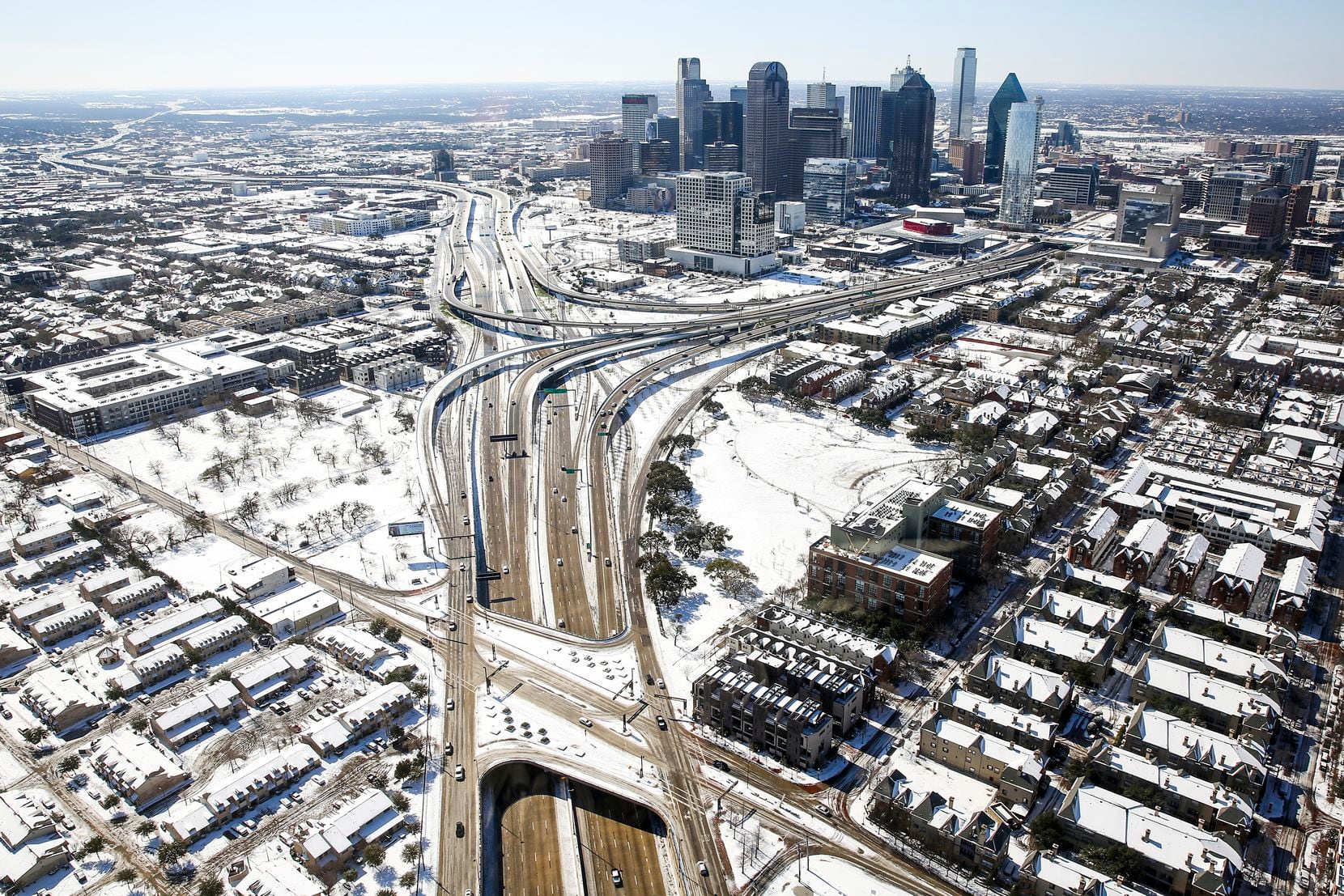 Snow covers downtown Dallas after a record snowfall on Thursday, March 5, 2015. Overnight snow and sleet blanketed the region overnight piling up to 2 to 5 inches across much of the area.  (Smiley N. Pool/The Dallas Morning News) [ 2015 PUB - 2015MARCH ] 03072015xALDIA