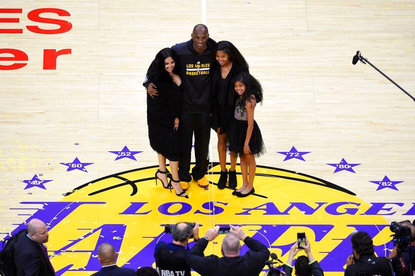 Kobe Bryant junto a su esposa Vanessa y  sus hijas  Natalia y Gianna.(AP Photo/Mark J. Terrill)
