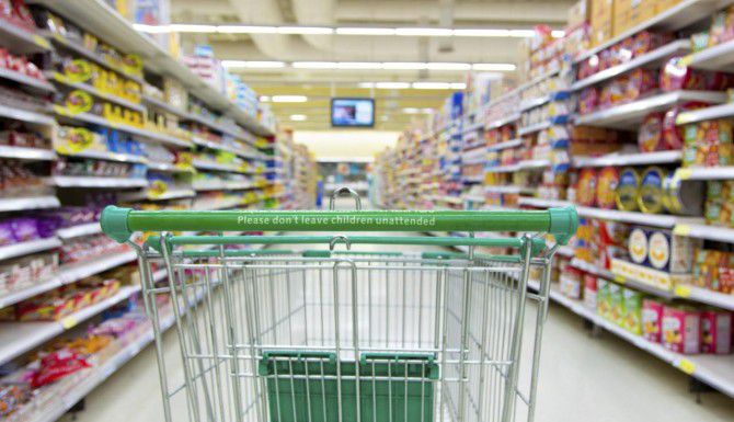 
				Es más saludable hacer las compras del supermercado con una lista.(iStock)
				
