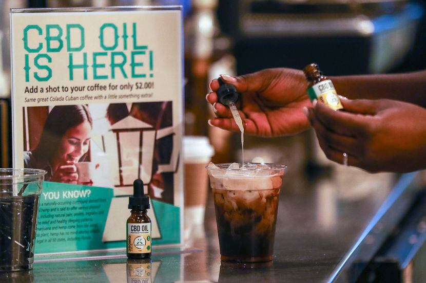 Una persona agrega gotas del compuesto CBD a un café en Fort Lauderdale, Florida....