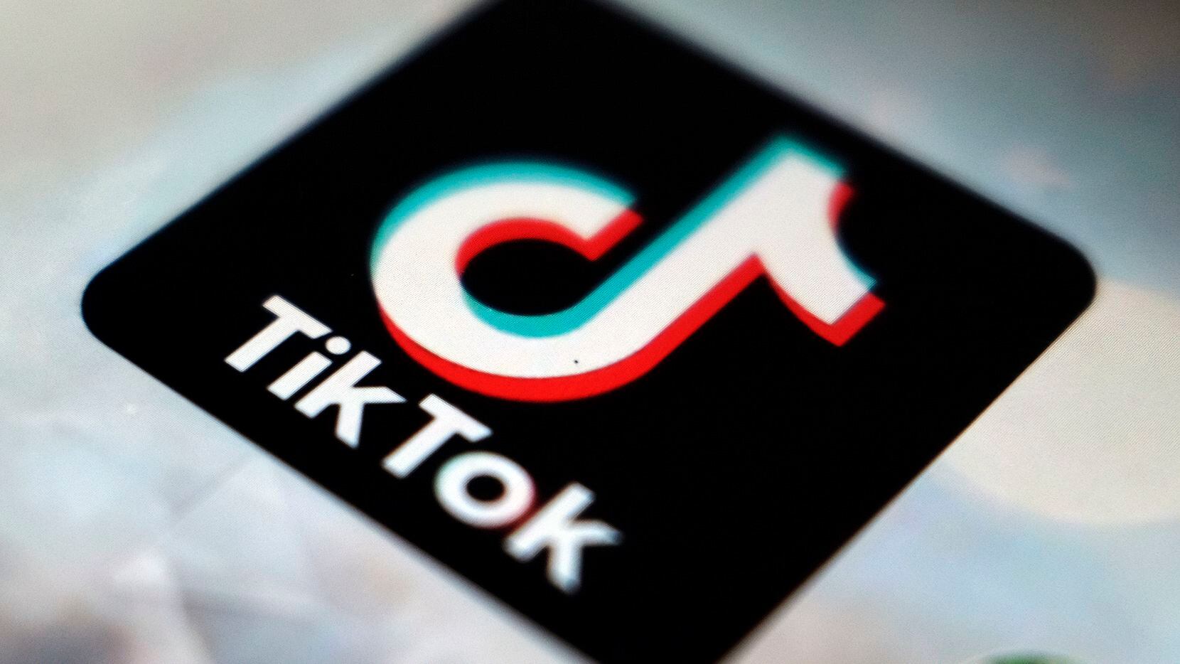 El logo de la app de videos TikTok en la pantalla de un dispositivo móvil en Tokio el 28 de...