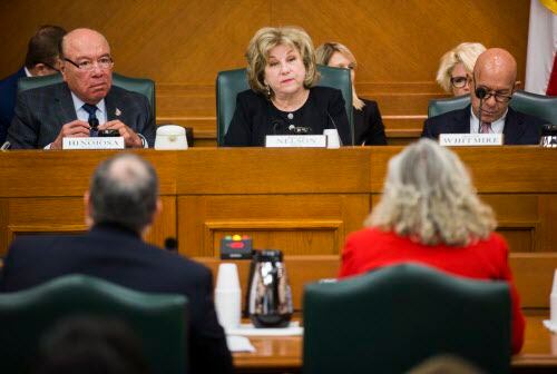La senadora Jane Nelson (centro) propuso la ley que aumentará $5,000 a maestros de Texas....