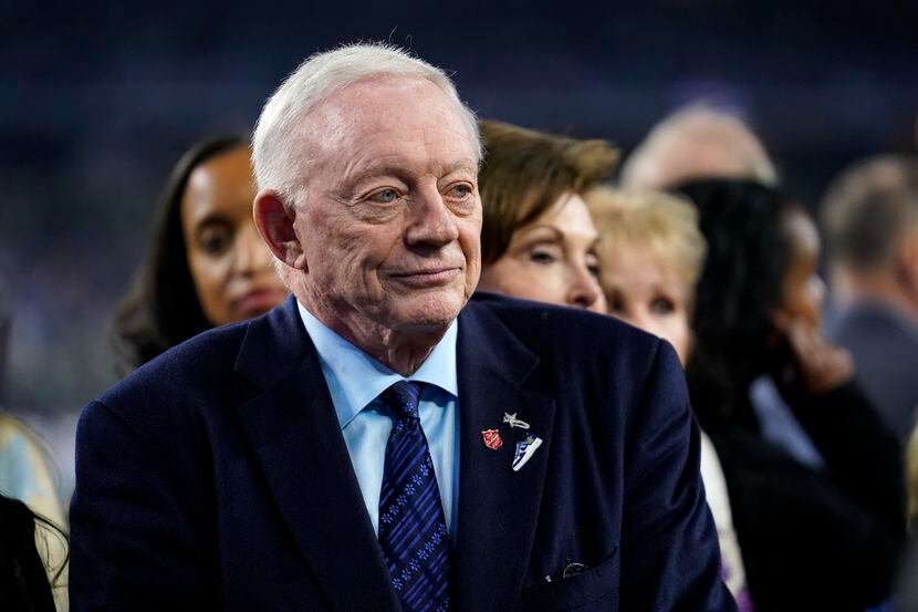 El propietario del equipo de los Cowboys de Dallas, Jerry Jones,  antes del partido contra...