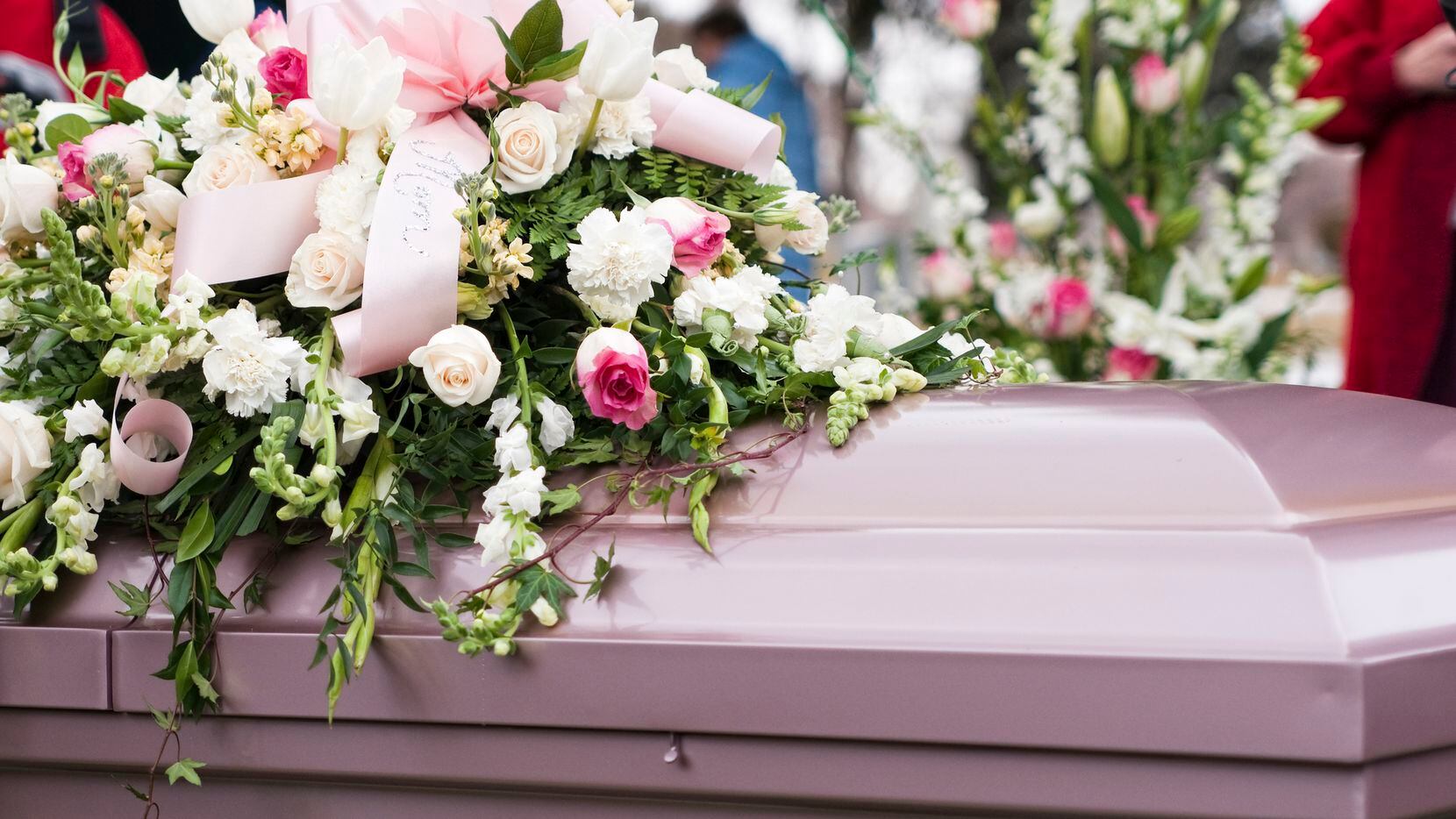 Si uno de sus seres queridos ha fallecido en Estados Unidos y desea trasladar sus restos a...