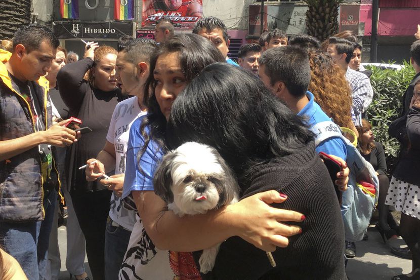 
				Mujeres se abrazan en la calle después de un terremoto en la Ciudad de México, el...
