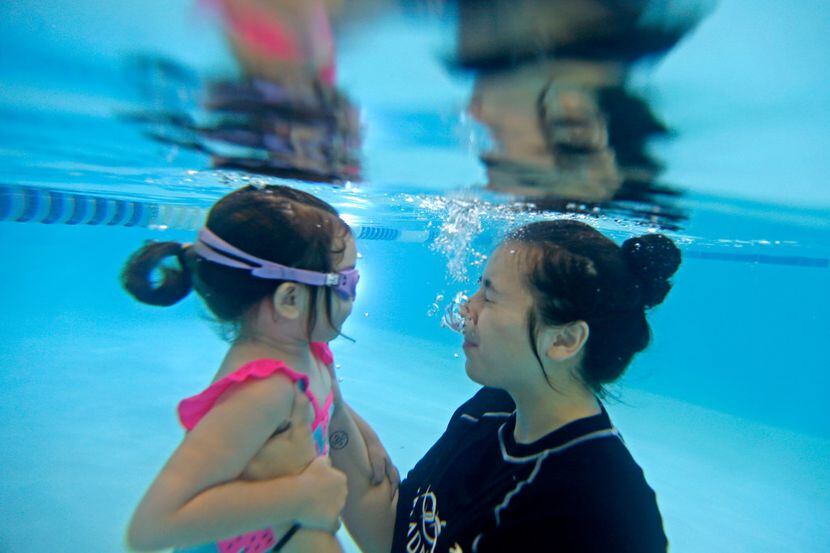 Abren inscripciones para clases de natación en Dallas para niños y adultos