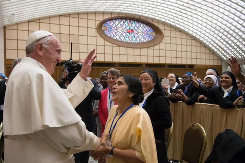 El papa Francisco saluda a un grupo de feligreses durante una audiencia en El Vaticano. El...