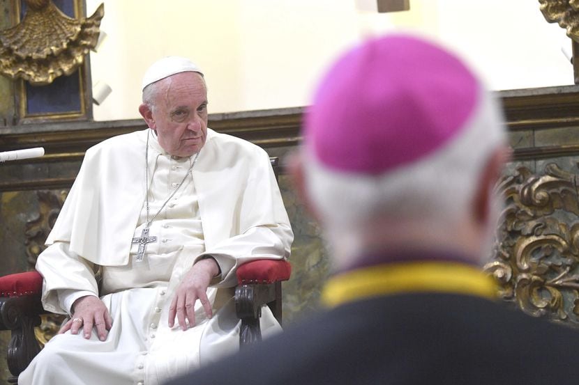 El papa Francisco se reunió con obispos de la iglesia católica de Chile durante si visita en...