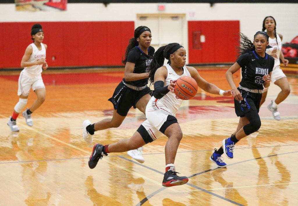 Irving MacArthur's Sarah Andrews drives to the basket during a game against Hebron last season. (Ryan Michalesko/The Dallas Morning News)