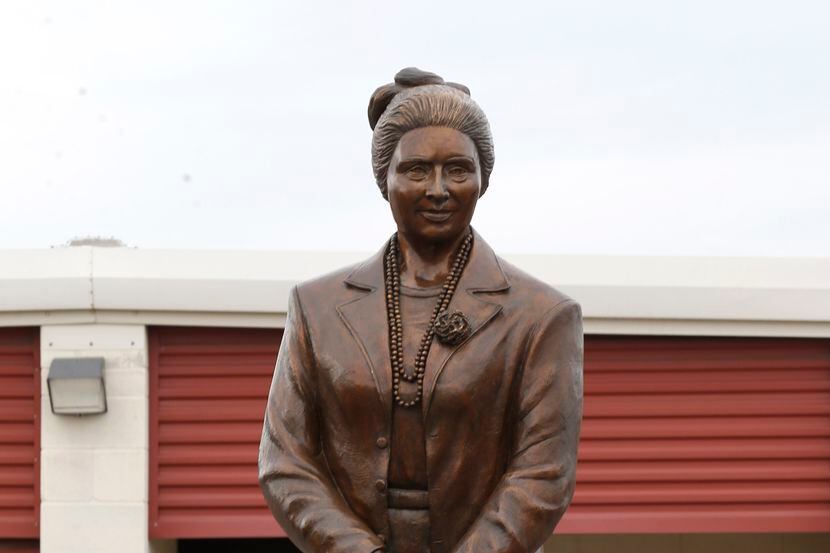 La estatua de Adelfa Callejo debía ubicarse en Love Field, pero un comité del concejo aprobó...