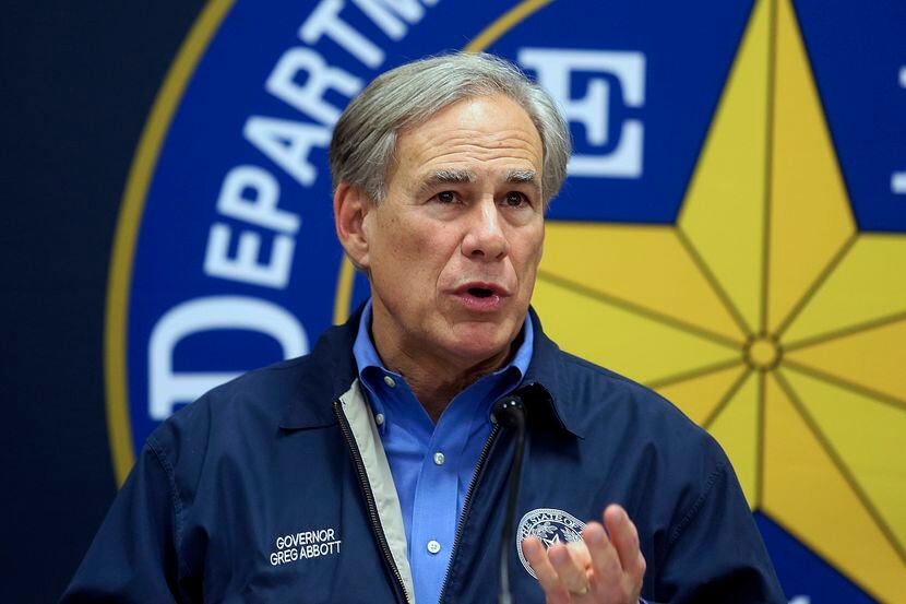 El gobernador de Texas, Greg Abbott, habla durante una conferencia de prensa el 10 de marzo...