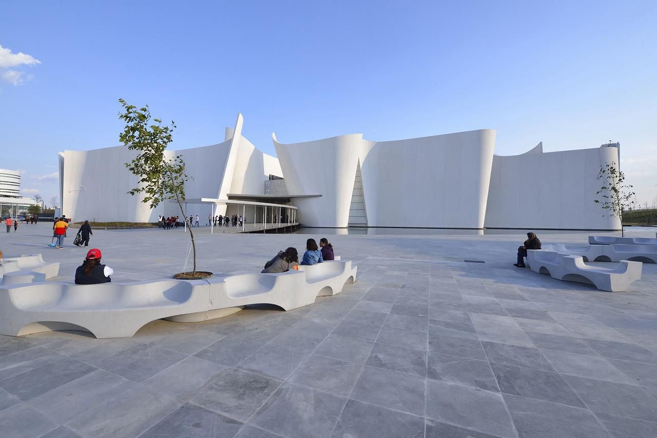 La fachada principal del Museo Barroco Internacional de Puebla muestra muros blancos y...