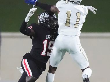 Argyle Jaaqwan Felton (19) breaks up a pass intended for South Oak Cliff wide receiver...