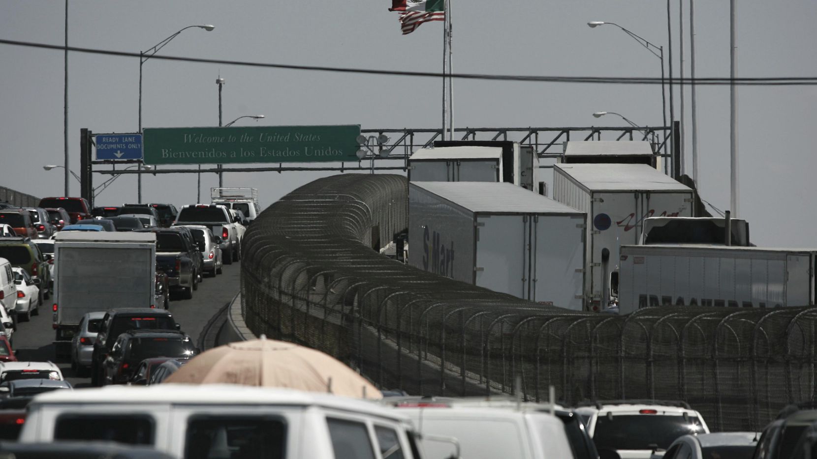 Camiones de carga en el Puente Internacional de Las Américas entre El Paso, Texas y Ciudad Juárez, México.(AP)
