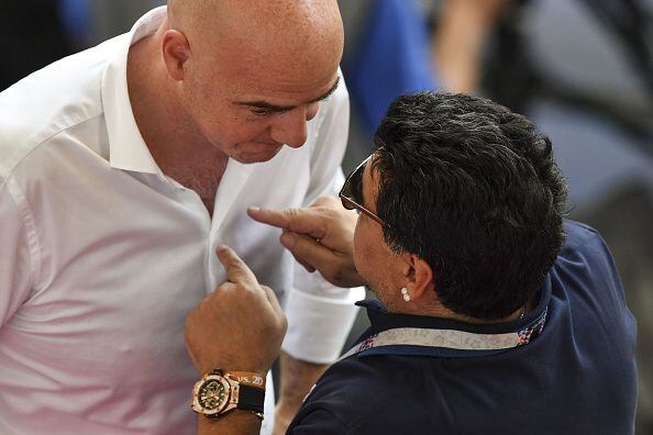 Diego Maradona (der.) asegura que el presidente de la FIFA Gianni Infantino lo defraudó.....