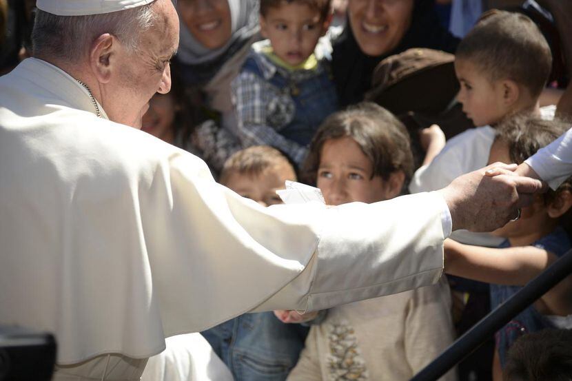 En esta foto de archivo aparece el Papa saludando a refugiados en la isla griega de Lesbos....